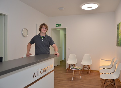 Dr Beldoch an der Rezeption Zahnarztpraxis Waldbadviertel in Köln-Ostheim