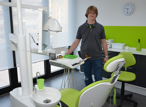 Dr Beldoch im Behandlungsraum Zahnarztpraxis Waldbadviertel in Köln-Ostheim